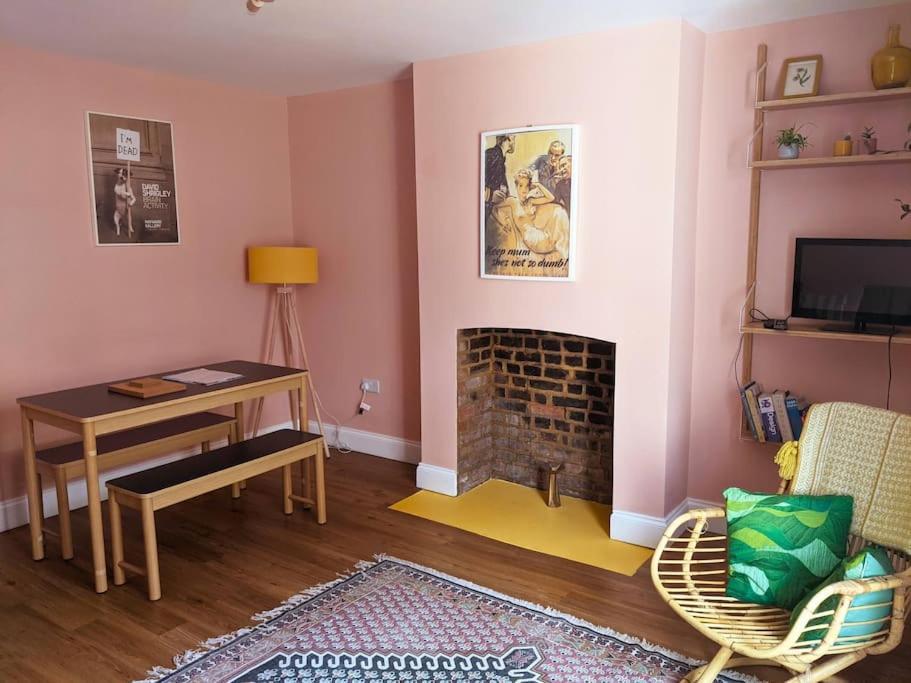 Stylish And Colourful Flat Minutes From The Beach Margate Kültér fotó