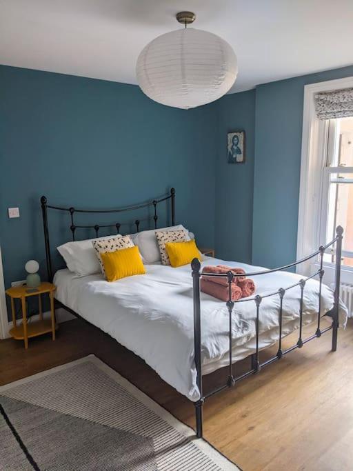 Stylish And Colourful Flat Minutes From The Beach Margate Kültér fotó